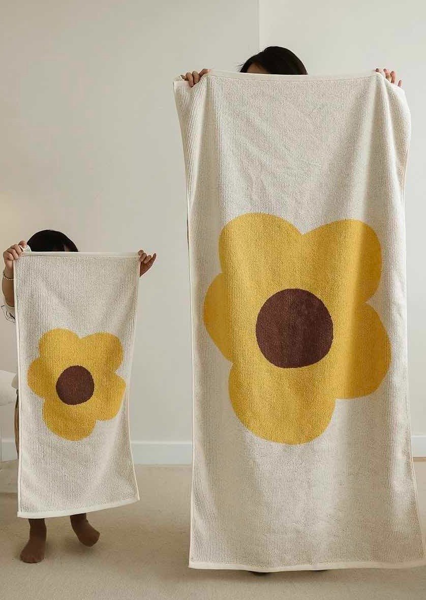 Cute Whimsical Sunflower Bath Towel - Ultra Soft & Absorbent Staple Cotton - Image 2