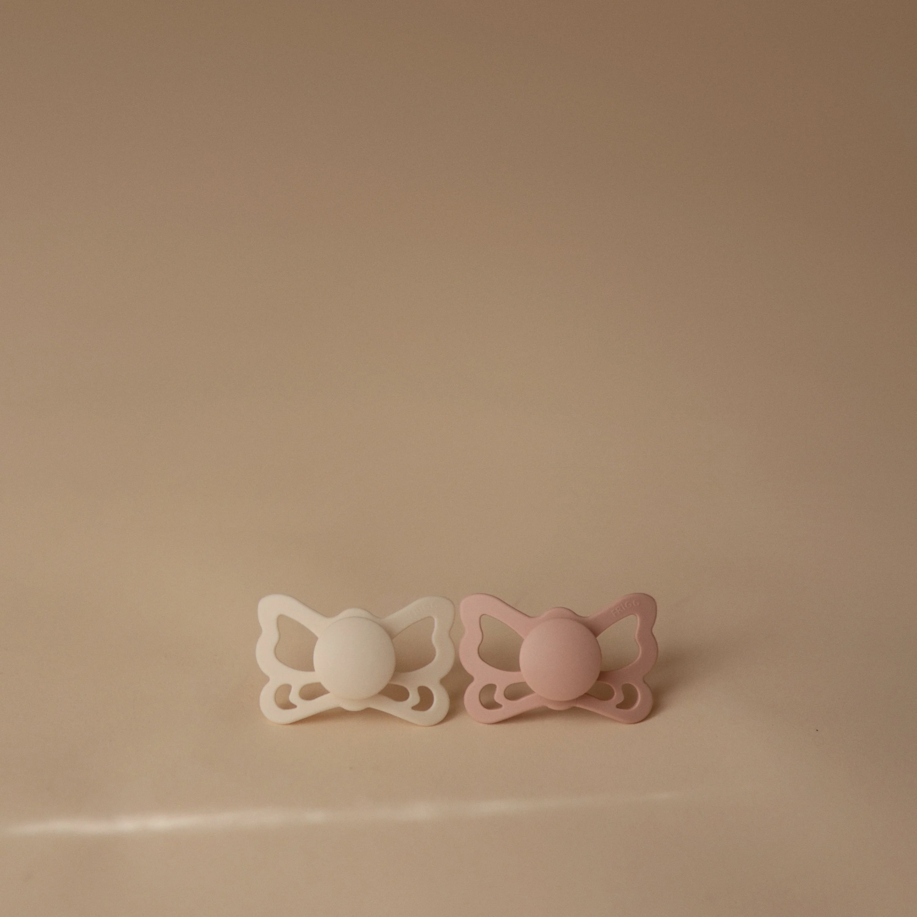 FRIGG Butterfly Anatomical Silicone Pacifier 2-Pack (6-18 Months) - Image 24