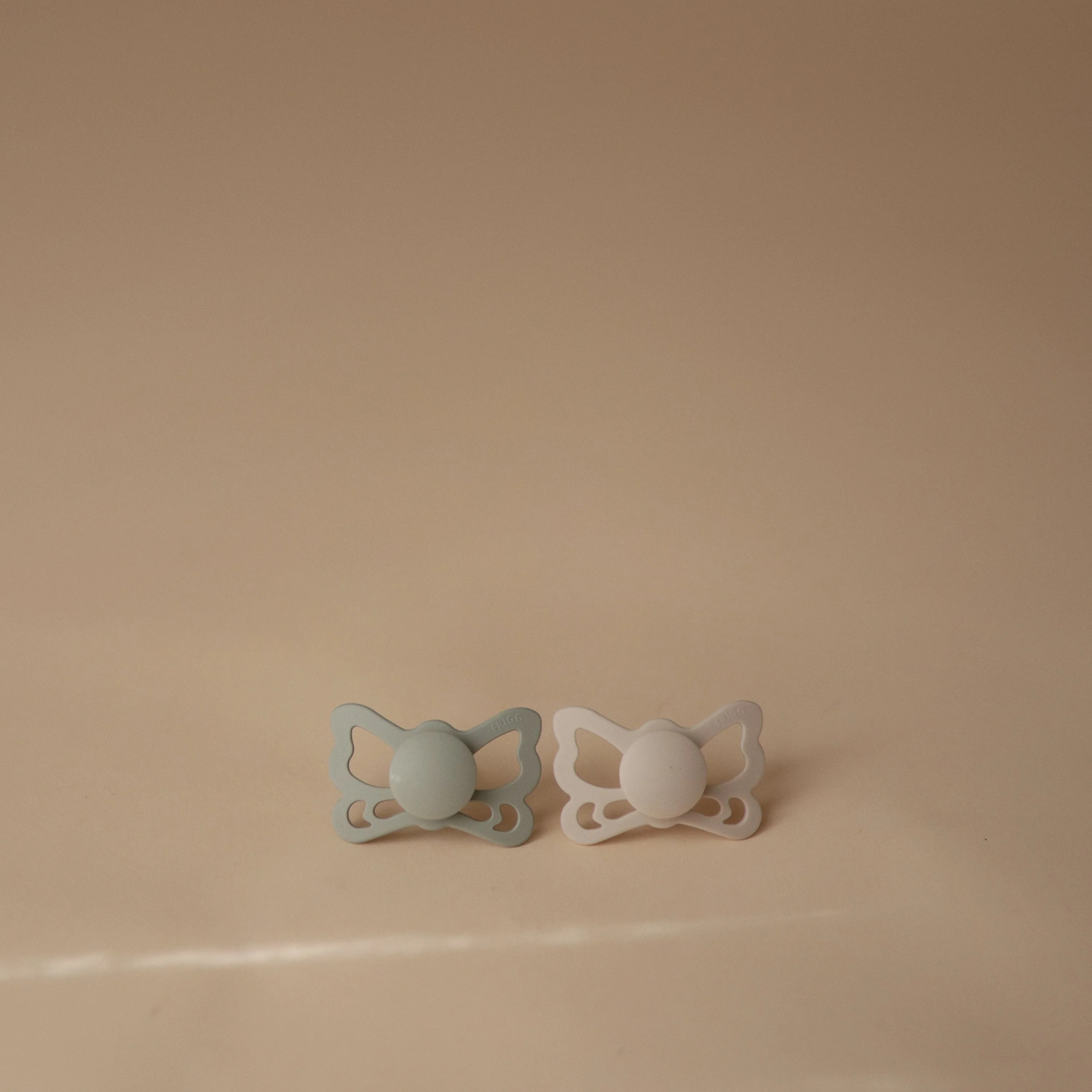 FRIGG Butterfly Anatomical Silicone Pacifier 2-Pack (6-18 Months) - Image 25