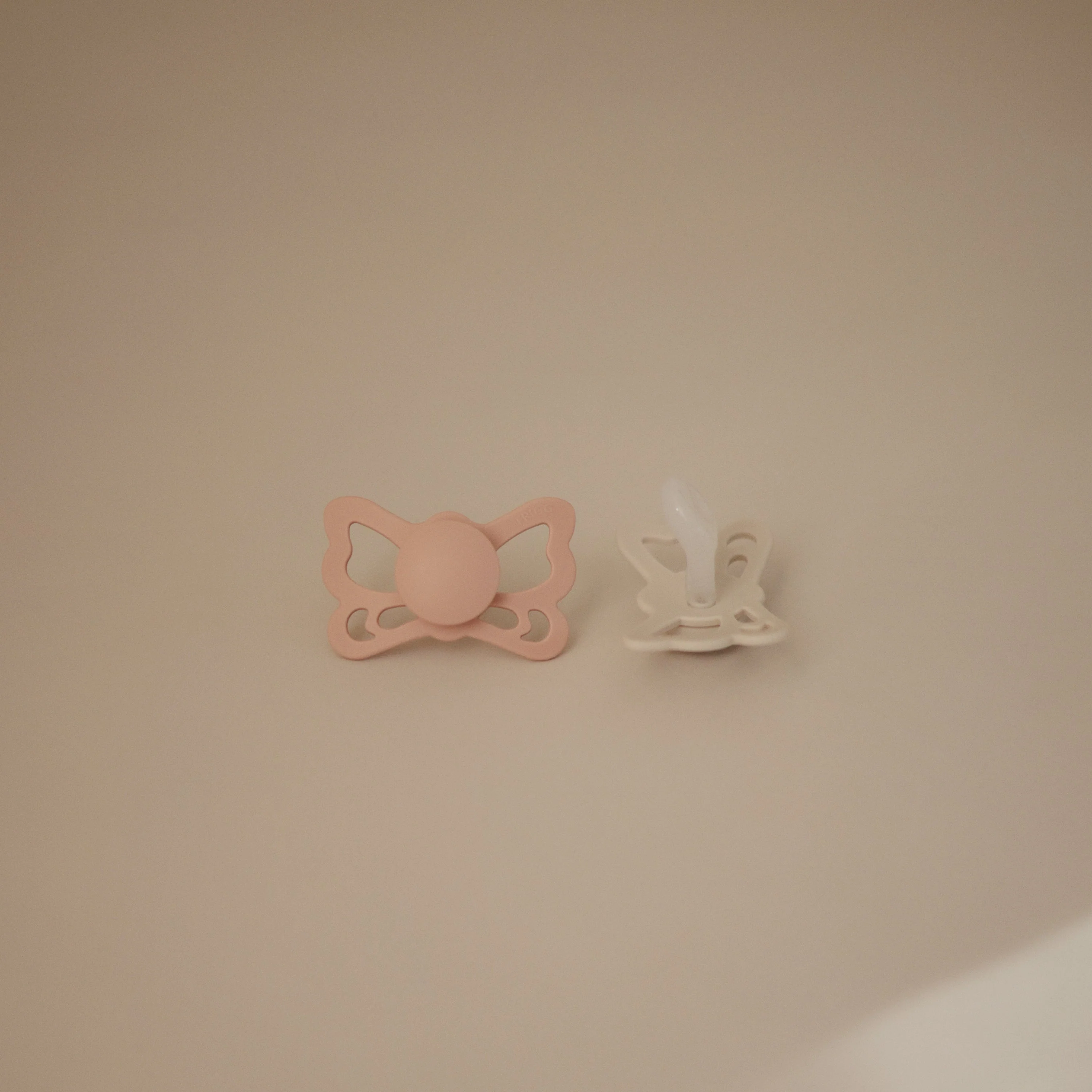 FRIGG Butterfly Anatomical Silicone Pacifier 2-Pack (6-18 Months) - Image 48