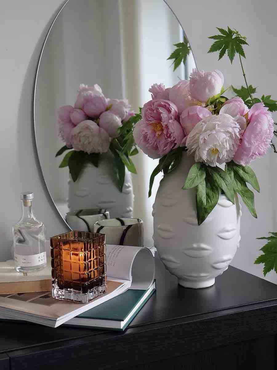Lip Vase - Modern Abstract Decorative Ceramic Flower Centerpiece Vase - Image 5