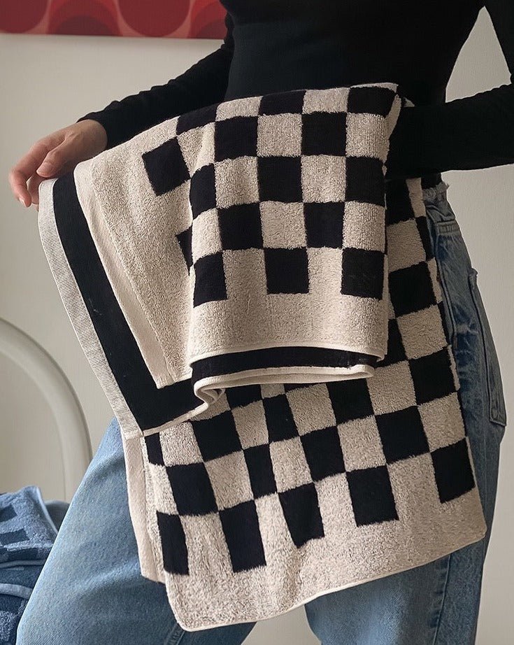 Premium Checkered Bath Towel - Long-Staple Cotton for Ultimate Softness and Absorbency - Image 3